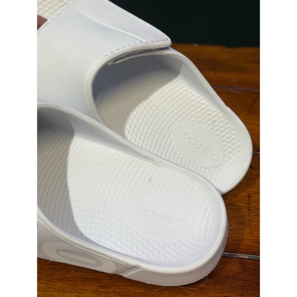 Oofos slides in excellent condition men's 6 women's 8 - Picture 5 of 6